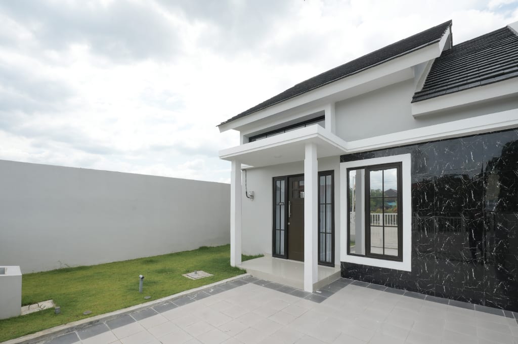 Teras dan carport rumah contoh tipe d'Amor di D'Gardenia City Sidoarjo