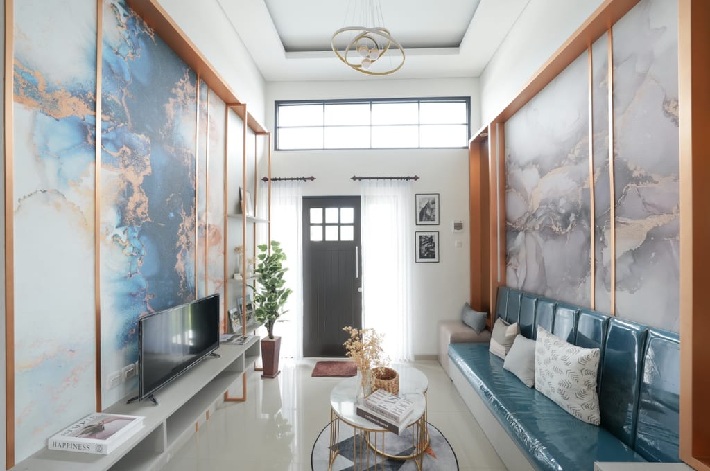 Ruang keluarga menghadap pintu utama rumah contoh d'Amor di D'Gardenia City