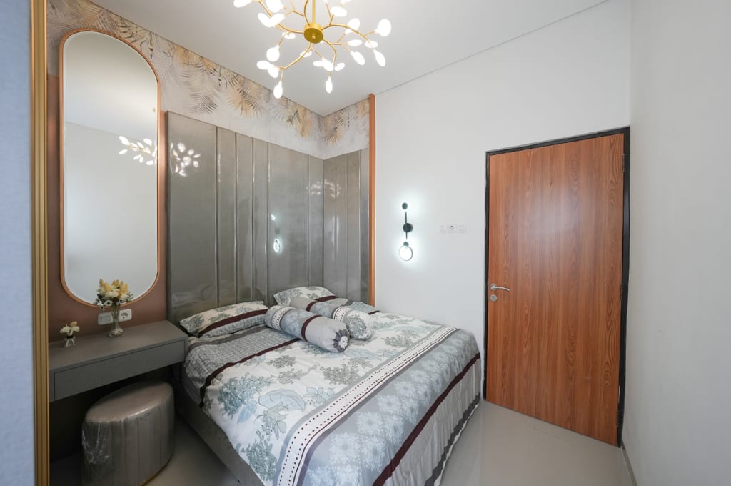 Kamar tidur utama dengan meja rias, rumah contoh d'Amor di D'Gardenia City