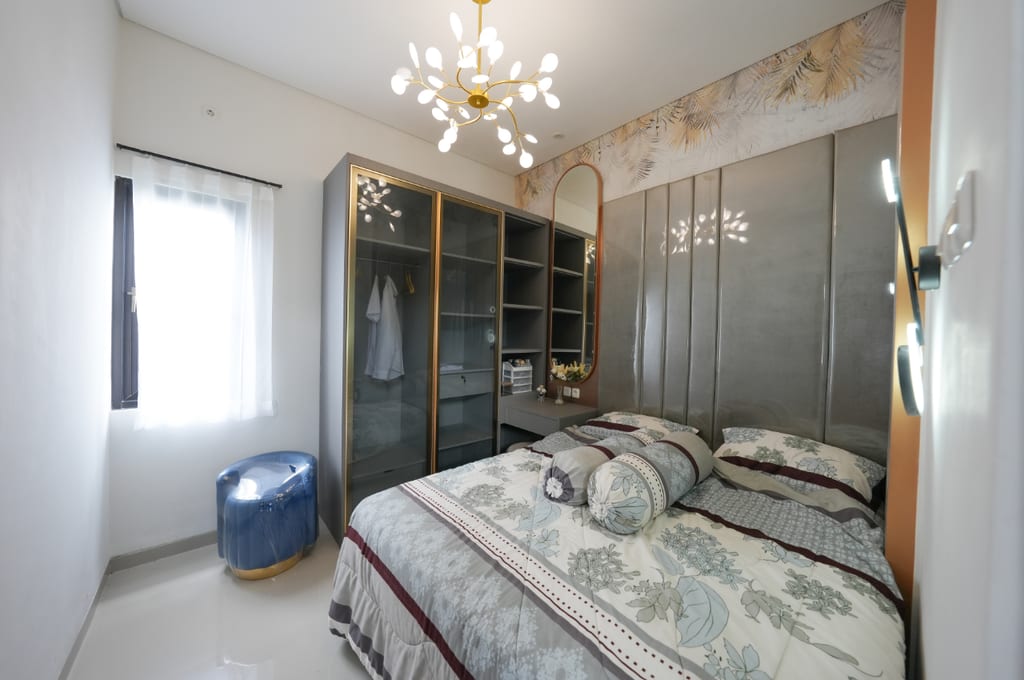 Kamar tidur utama rumah contoh tipe d'Amor di D'Gardenia City Sidoarjo