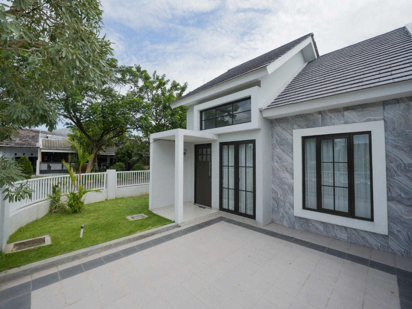 Fasad rumah tipe Capella bergaya European Modern di perumahan Karunia Land Sidoarjo