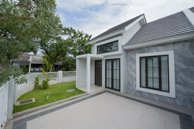 Fasad depan dan carport rumah contoh Prima Garden Estate Sidoarjo